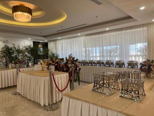 Remaj Hotelにあるレストランまたは飲食店