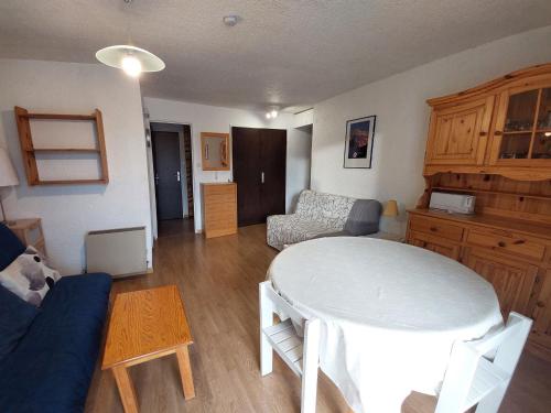 un salon avec une table blanche et un canapé dans l'établissement Studio centre station avec balcon, parking, près des pistes pour 4 pers - FR-1-516-42, à Les Deux Alpes