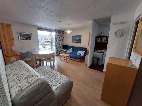 un salon avec un canapé et une table dans l'établissement Studio centre station avec balcon, parking, près des pistes pour 4 pers - FR-1-516-42, à Les Deux Alpes
