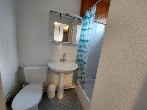 une petite salle de bain avec toilettes et lavabo dans l'établissement Studette cosy au pied des pistes, centre des Deux Alpes, pour 2 personnes - FR-1-516-91, à Les Deux Alpes