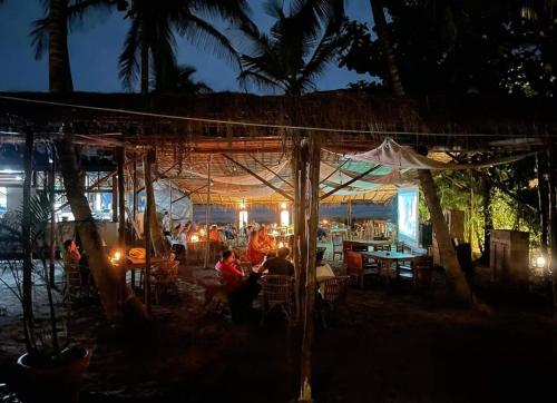Anahata Retreat Beach Front Ashwem Goaにあるレストランまたは飲食店