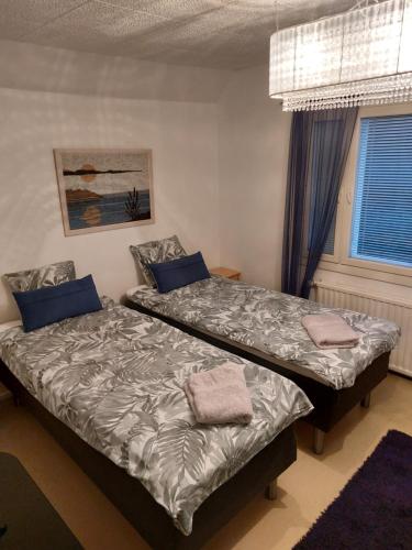 1 dormitorio con 2 camas y ventana en Koskentien kotimajoitus en Jämsä