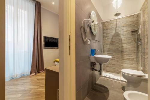 een badkamer met een toilet en een wastafel bij Frattina 1 - FromHometoRome in Rome