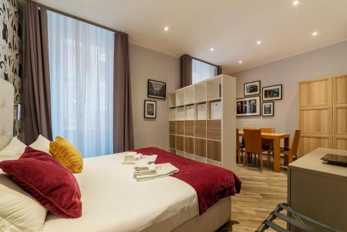 een hotelkamer met een groot bed en een tafel bij Frattina 1 - FromHometoRome in Rome