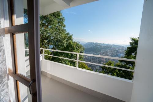 una vista desde el balcón de una casa en Bedz, en Āīzawl