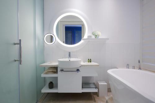  Sofitel Dubai Jumeirah Beach -  Room  picture :   Minibar    Shower    Bath                           