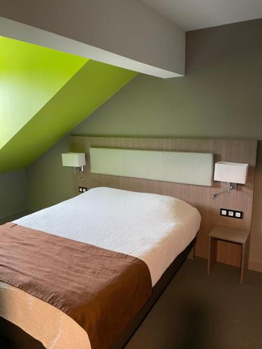 Postel nebo postele na pokoji v ubytování Logis Jum'Hotel