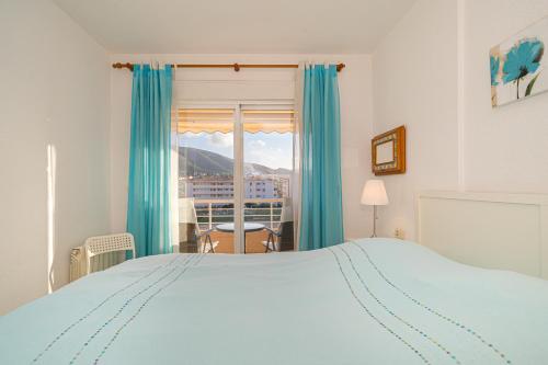een slaapkamer met een groot bed en een raam bij Alborada Golf 1 3c Spaniahome in L'Alfas del Pi