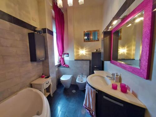 y baño con bañera, lavabo y aseo. en Appartamento 3 Cuori en Terni