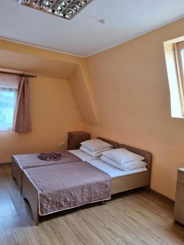 a bedroom with a bed in a room at Готель АС Ясіня in Yasinya