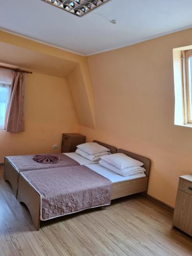 a bedroom with a bed in a room at Готель АС Ясіня in Yasinya