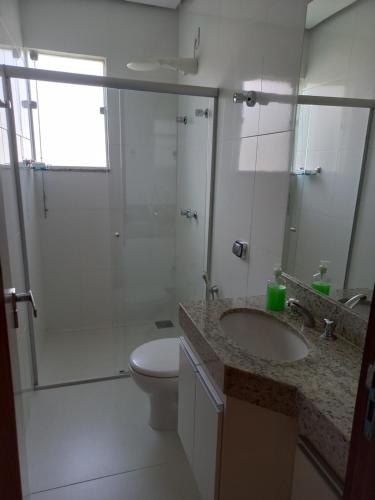 a bathroom with a shower and a toilet and a sink at Casa Capitolio in Capitólio