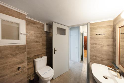 een badkamer met een toilet en een wastafel bij Spacious 3 Bedroom apt near Acropolis museum in Athene
