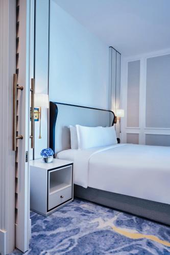  Sofitel Dubai Jumeirah Beach -  Room  picture :   Minibar    Shower    Bath                           