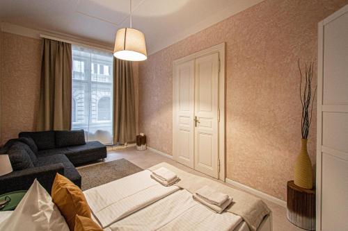 1 dormitorio con 1 cama y 1 sofá en una habitación en Rose Ruterra Suite, en Praga