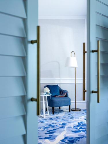  Sofitel Dubai Jumeirah Beach -  Room  picture :   Tea/Coffee maker    Minibar    Shower                           