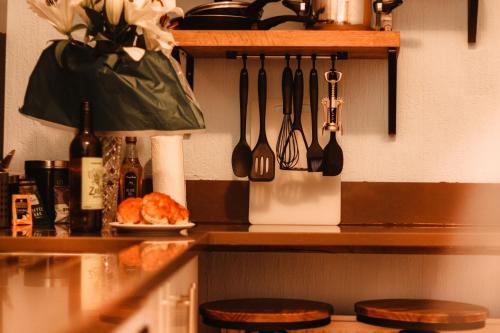 斯圖爾特港的住宿－The Nook, Portstewart，厨房柜台,配有一盘食物和餐具