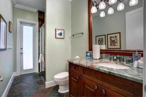 een badkamer met een wastafel, een toilet en een spiegel bij PACK YOUR BAGS FOR THE ATLANTIC BEACH HOUSE WHERE YOU CAN HAVE IT ALL ! in Fort Lauderdale