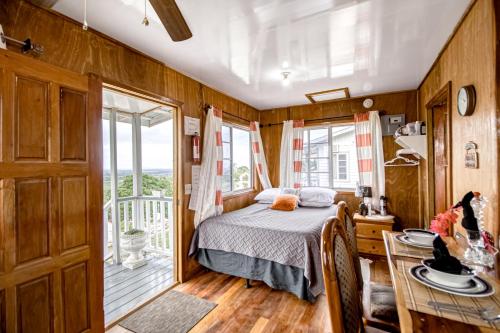 - une chambre avec un lit et un balcon dans l'établissement Gavra Cabana at Bella Vue Estate, à Georgeville
