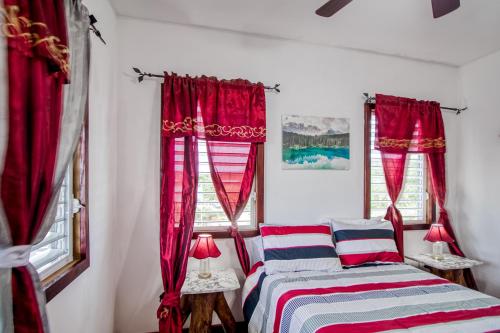 A bed or beds in a room at Mattea Vacation House at Bella Vue Estate