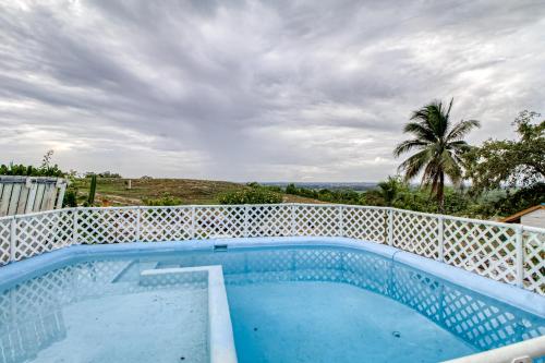 uma piscina em cima de uma cerca branca em Jehane Cabana at Bella Vue Estate em Georgeville