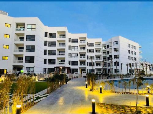 un grand immeuble blanc avec une cour dans l'établissement Porto Saeed rentals 2, Mediterranean Sea, à `Ezbet Shalabi el-Rûdi