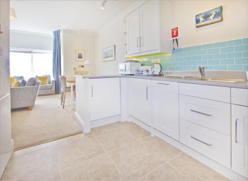 Η κουζίνα ή μικρή κουζίνα στο Beautiful Aberdovey Seafront Apartment 2