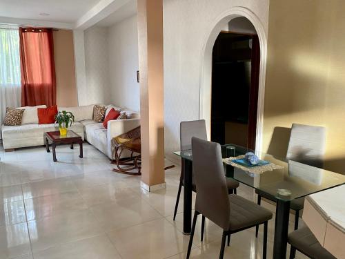 uma sala de estar com uma mesa e um sofá em Apartamento en Cartagena em Cartagena das Índias