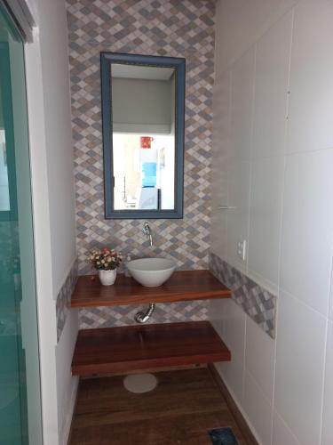 a bathroom with a sink and a mirror at Casa Capitolio in Capitólio