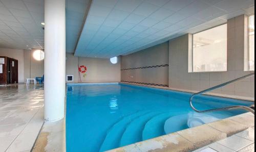 une grande piscine d'eau bleue dans l'établissement Trez Hir, à Plougonvelin