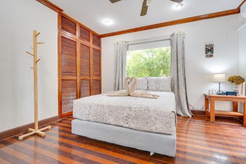 a bedroom with a bed and a window at Casa Gerónimo in Playa Hermosa