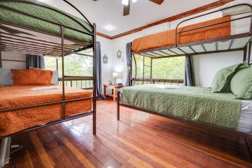 two bunk beds in a room with wooden floors at Casa Gerónimo in Playa Hermosa