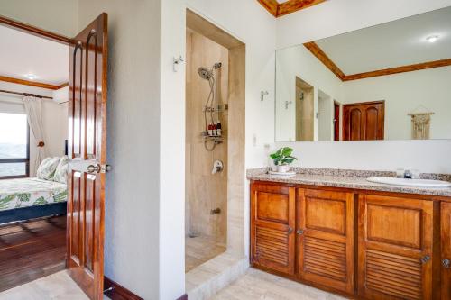 a bathroom with a sink and a mirror at Casa Gerónimo in Playa Hermosa