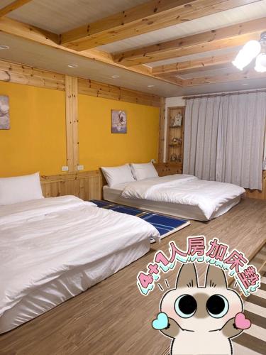 two beds in a room with yellow walls at 薔薇谷 民宿字108號 in Fuxing