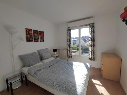 une chambre avec un lit et une fenêtre dans l'établissement La défense, 1 bedroom & 1 salon, 4 pers, à Courbevoie