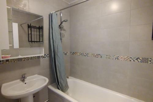 une salle de bain avec un lavabo, une baignoire et des toilettes dans l'établissement La défense, 1 bedroom & 1 salon, 4 pers, à Courbevoie