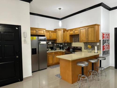 Kuhinja ili čajna kuhinja u objektu Luxury Living- Modern - Contemporary Home with Brand New Pool in Manor Park