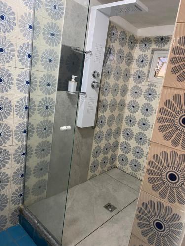 eine Dusche mit Glastür im Bad in der Unterkunft Red appartament in Bagnolo Piemonte
