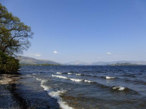 a large body of water with some waves at Benoch Lomond Castle in Alexandria