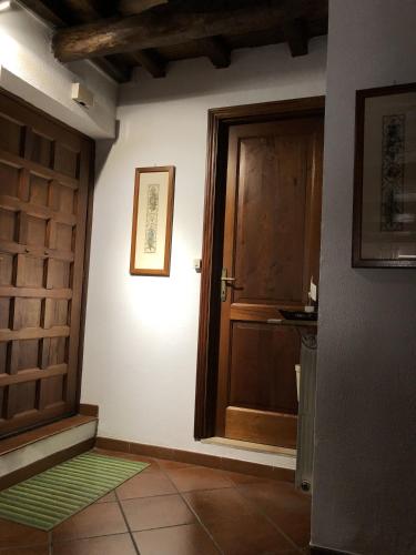 a room with an open door and a green rug at Verso Sud in Sutri