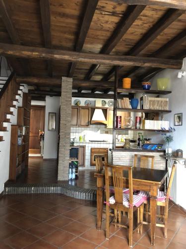 a kitchen and dining room with a table and chairs at Verso Sud in Sutri