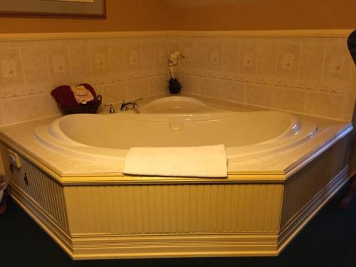 Ένα μπάνιο στο Alaska's Capital Inn Bed and Breakfast