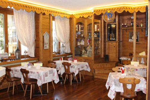 un restaurante con mesas y sillas en una habitación en Grand Hotel Principe, en Limone Piemonte