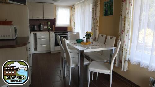 a kitchen with a table and chairs in a kitchen at Glamping Kromlau in Gablenz