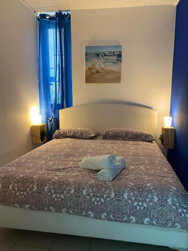 uma cama com um par de toalhas sentadas em PIRANDELLO HOME em Catânia