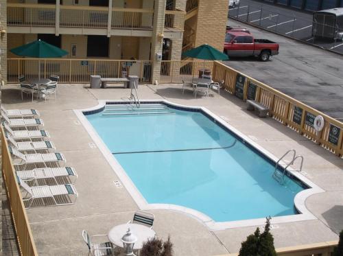 an overhead view of a swimming pool at a hotel at Motel 6-Knoxville, TN in Knoxville