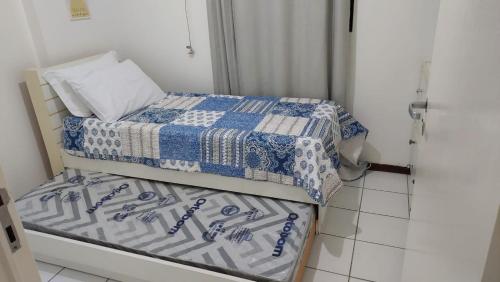 Tempat tidur dalam kamar di Conforto e tranquilidade, 2 quartos, próximo à praia