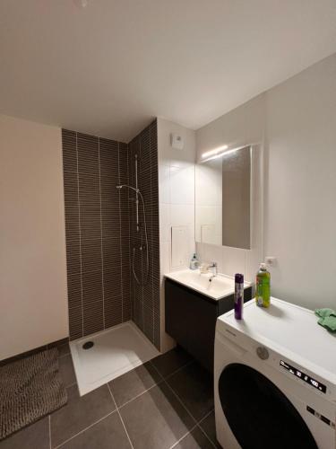 a bathroom with a shower and a sink and a toilet at Chambre individuelle dans un appartement à 37 de champs élysées in Sartrouville