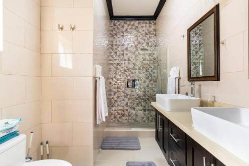 ein Badezimmer mit Dusche, Waschbecken und Toilette in der Unterkunft Luxury Living Modern Contemporary Home with Brand New Pool in Manor Park in Kingston