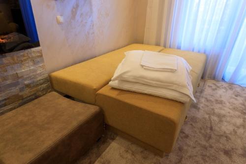 two twin beds in a small room with at Apartments Andrejic in Kopaonik